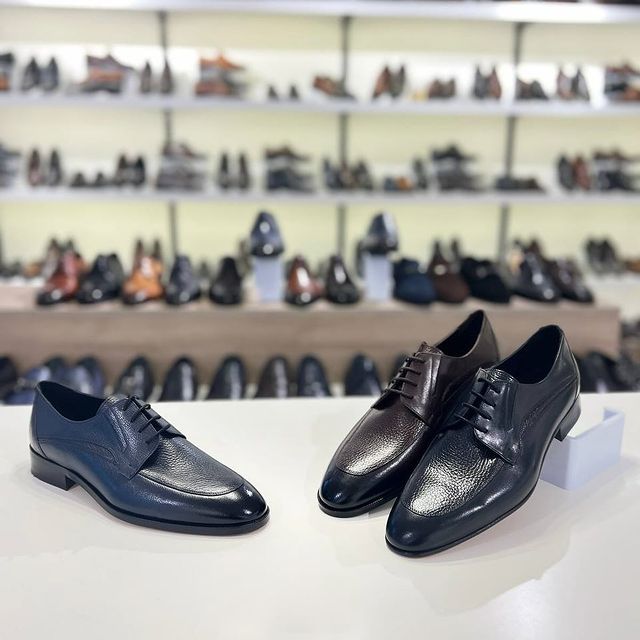 Takeer - BOSSMAN SHOES
BLACK SIZE: 39, 40, 41, 42, 43, 44, 45
BROWN SIZE: 39, 40, 44, 43 & 45
DARK BLUE: SOLD OUT ❌
Price: 235,000
Unique Design, very comfo...