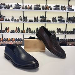 Takeer - BOSSMAN SHOES
BLACK SIZE: 39, 40, 41, 42, 43, 44, 45 & 46
BROWN SIZE: SOLD OUT ❌
Price: 235,000
Unique Design, very comfortable, Premium Quality
Ca...