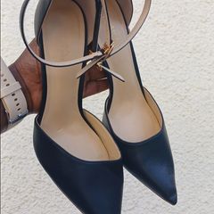 Takeer - * SOLD 
* Size: 39
* Price: 35,000/=
* Location: Tabata Segerea 
* Call/text/WhatsApp: 