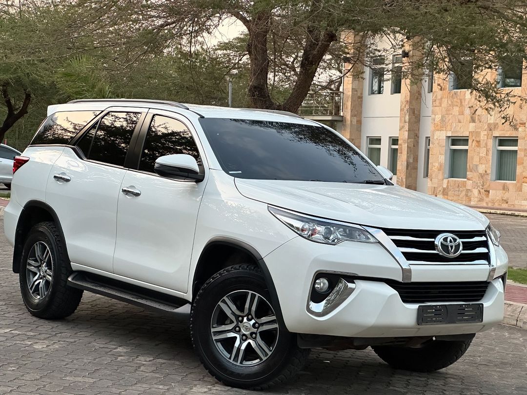 Takeer - •Bei/Price 127M🔥
•Contact •TOYOTA FORTUNER 🔥
•Year:2018
•Engine:2GD-FTV
•Engine capacity:2,400Cc
•Mileage:52,400KM
•push to start
•7 seats 💺 
•B...