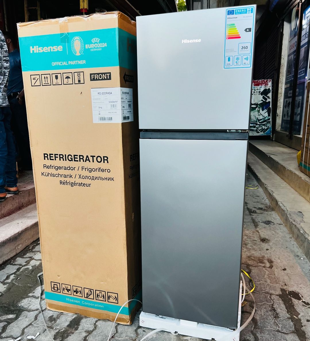 Takeer - OFFERS🔥 OFFERS🔥
HISENSE REFRIGERATOR RD20
•4 years warranty 
•Fridge &freezer
▫️Bei👉 750,000/-
•powerful compressor 
•154 litres 
•SILVER 
•Ener...