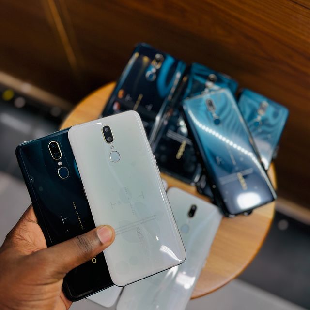 Takeer - ZIMESHUKA BEI!!!

OPPO F11
Storage: 256gb
Ram: 8
Battery 🔋:4020mAh
Camera🔥: 48MP
Laini mbili(2Sim cards)✅
Condition: used abroad clean 🧽

PRICE�...