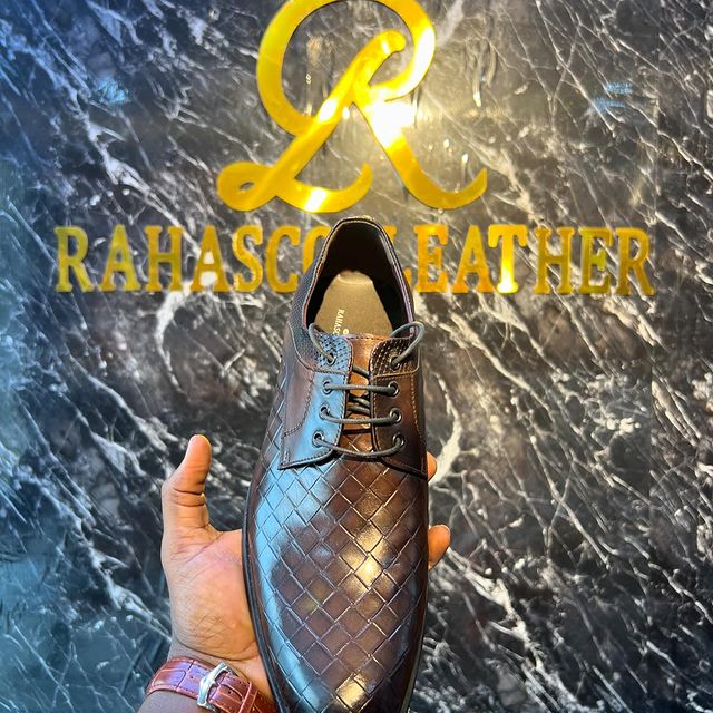 Takeer - Genuine cow leather rahascoleather branded shoes available in coffee

Price:130,000/=Tshs

Call:
Size:39-45

Location:Kinondon mwanamboka opp mwana...