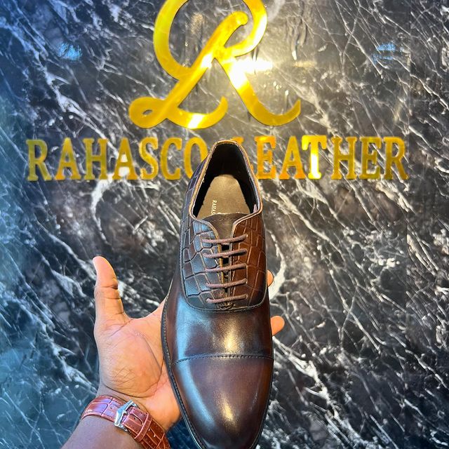 Takeer - Genuine cow leather rahascoleather branded shoes available in coffee

Price:130,000/=Tshs

Call:
Size:39-45

Location:Kinondon mwanamboka opp mwana...