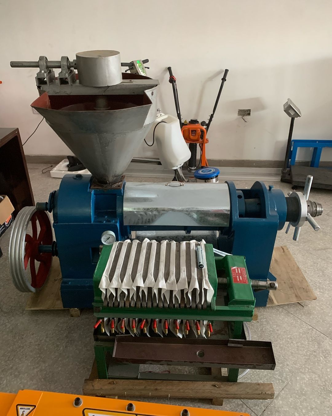 Takeer - Oil press machine ( Mashine ya kukamua Mafuta) pamoja na kuchuja mafuta Wasiliana nasi kwa Simu au whatsapp 

✅
N95🔵6,500,000
 Filter 🔵 3,500,000...