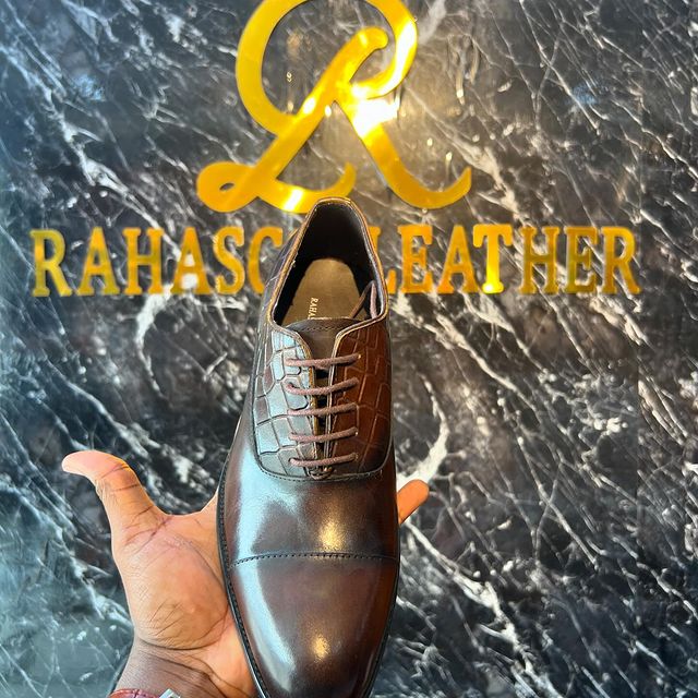 Takeer - Genuine cow leather rahascoleather branded shoes available in coffee

Price:130,000/=Tshs

Call:
Size:39-45

Location:Kinondon mwanamboka opp mwana...