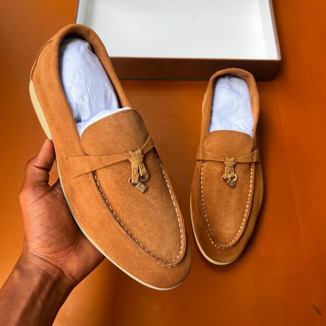 Takeer - ✅size 38- - - - - -46
✅Price Tsh 120,000
✅Unisex
✅🛍🎁📦
📍kariakoo congotower 📶2nd floor
☎️📲📞  ❌No free delivery 🚚🏍🛥