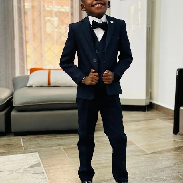 Takeer - Meet my boss 🥰 
Suit Kali na viatu from us
Zipo age 1-13 years 
Color black na dark blue kama hiyoo!
At Sinza Mapambano 
Tunafanya delivery popote...