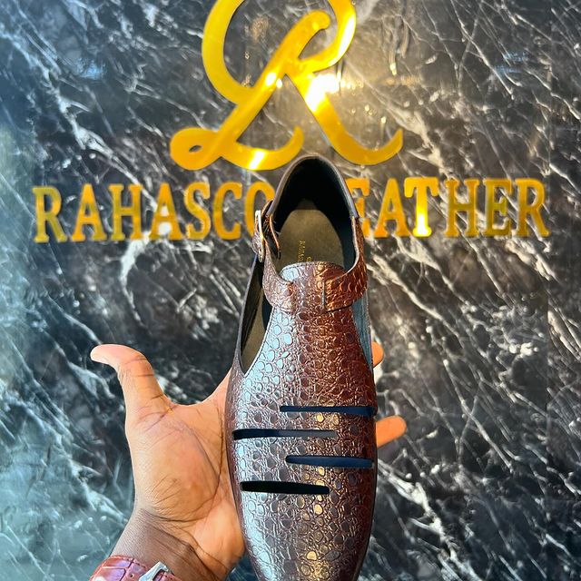 Takeer - Genuine cow leather rahascoleather branded shoes available in coffee n black

Price:130,000/=Tshs

Call:
Size:39-45

Location:Kinondon mwanamboka o...