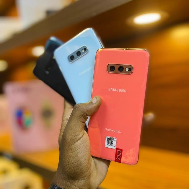 Takeer - Samsung s10 plain
128GB 
Bei :450,000/- 
Tupo jengo la china plaza duka 112 Floor ya 1
Tupigie simu 