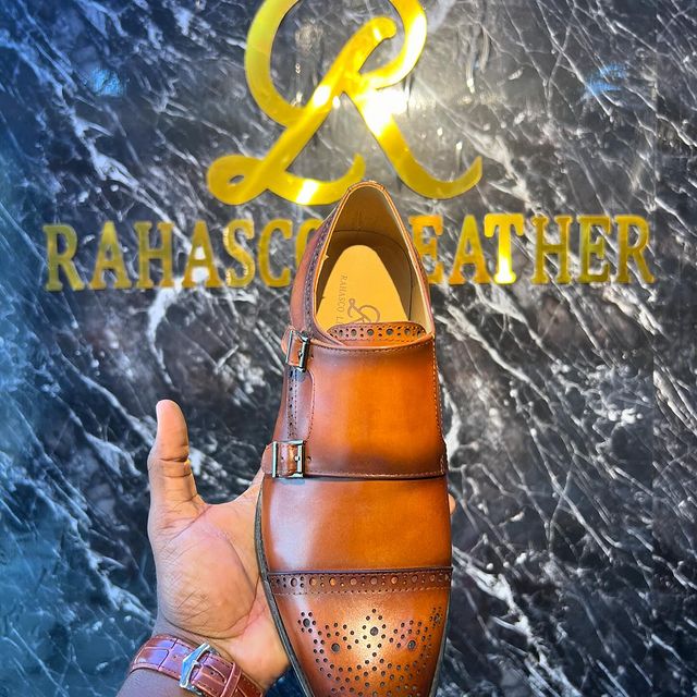 Takeer - Genuine cow leather rahascoleather branded shoes available in brown and black

Price:130,000/=Tshs

Call:
Size:39-45

Location:Kinondon mwanamboka ...