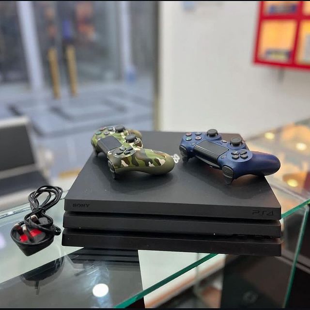 Takeer - ▪️PS4 PRO

▪️TWO CONTROLLERS

▪️10 GAMES

FC 24
GTA V
CALL OF DUTY
GOD OF WAR RAGNAROK
MORTAL KOMBAT 11
NEED FOR SPEED HEAT
WRC 10
LAST OF US PART ...