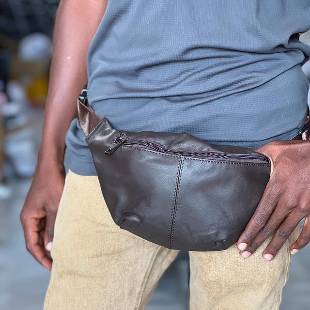 Takeer - Pure leather cross/waist bag available in different designs

Price:80,000/=Tshs

Call:
Location:Kinondon mwanamboka