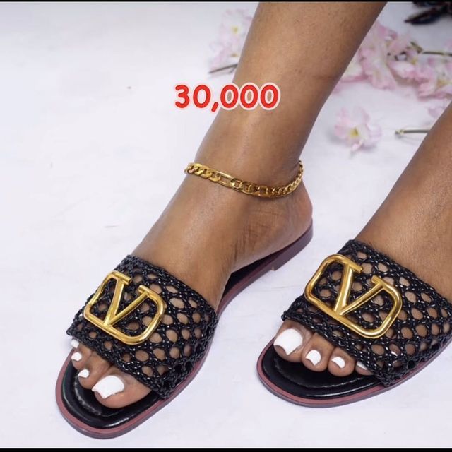 Takeer - 🔥🔥🔥only 30000 !!! Size 37-41 silvrey anf black whatsApp tupo kinondoni studio kwenye mataa