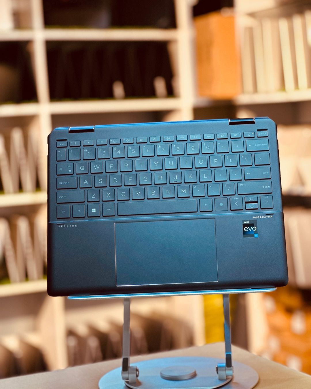 Takeer - HP SPECTRE 14
TOUCH SCREEN ✅
X360 ROTATION✅
13th generation 

Core i7..13th generation 
Ram : 16GB 
SSD: 1TB 

Backlight keyboards 
Excellent condi...