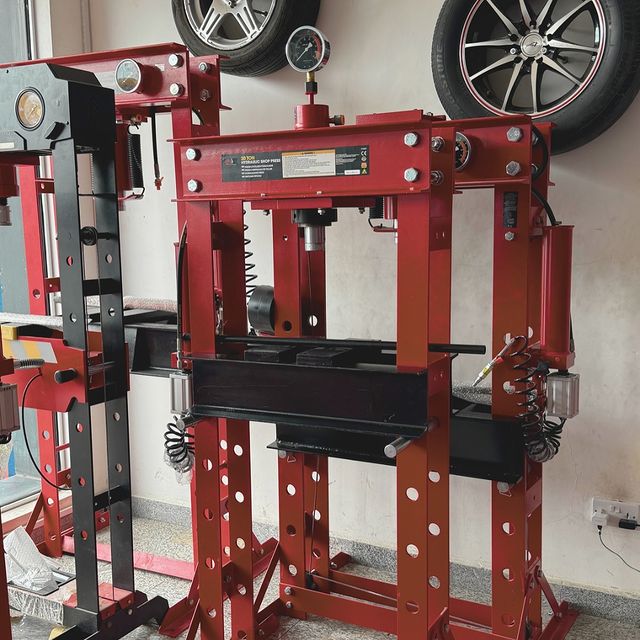 Takeer - Shop press with gauge
Sizes available -12ton to 50ton
Big red torin heavy duty.
Long lasting.