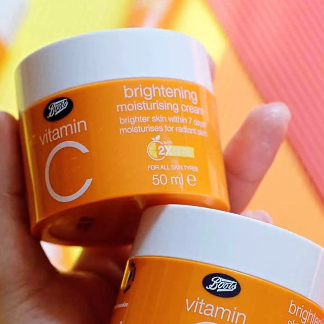 Takeer - BOOTS VITAMIN C BRIGHTENING MOISTURIZING CREAM.
👨‍🦯for all skin types.
👨‍🦯kusoftisha usoni.
👨‍🦯inatoa dull skin.
👨‍🦯haichubui kabisa .
👨‍�...