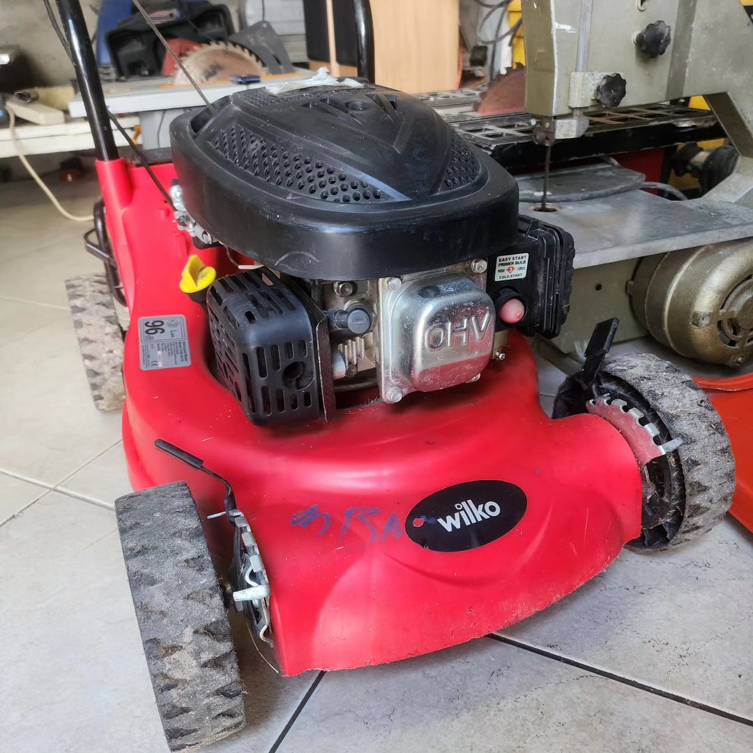 Takeer - SOLD ❌️SOLD❌️ IMEUZWA
Wilko Lawnmower 
2.55Hp 4 stroke Petrol Engine 98.5cc Inakata 40cm Diameter at 3000RPM. Mint Condition 
Bei 500,