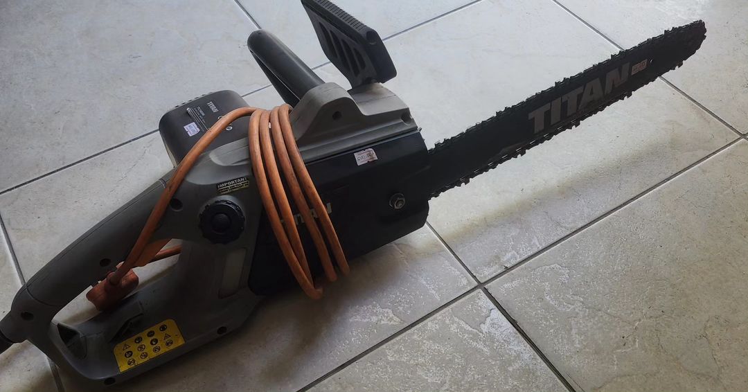 Takeer - TITAN Electric Chainsaw
2000W panga 40.5cm 
Inatumia Umeme kwa matumizi ya nyumbani au workshop
Bei 200,