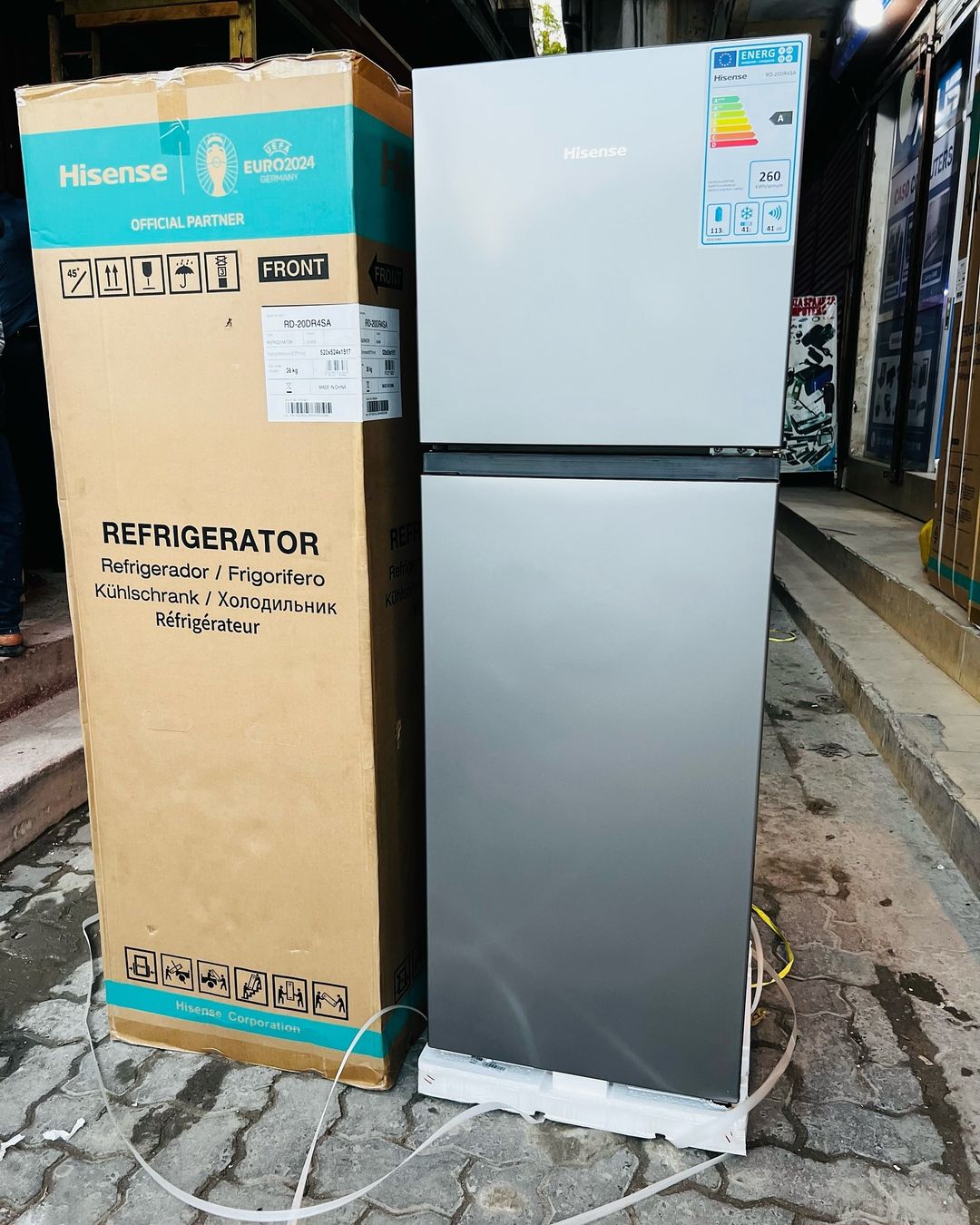 Takeer - OFFERS🔥 OFFERS🔥
HISENSE REFRIGERATOR RD20
•4 years warranty 
•Fridge &freezer
▫️Bei👉 750,000/-
•powerful compressor 
•154 litres 
•SILVER 
•Ener...