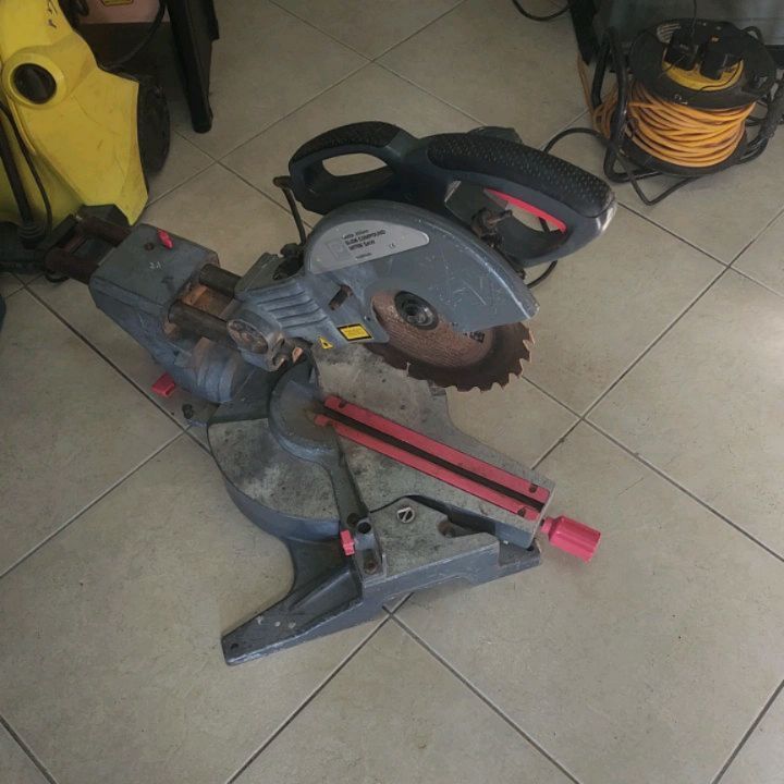 Takeer - Performance Pro Sliding Mitre Saw 10"
1800W 5500RPM Disk size 255mm I
Machine safi kabisa na nguvu, Ina slide mpaka 30cm
Bei 380,000 
