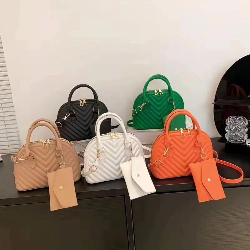 Takeer - Jumla 14500/= pcs 3
Rejareja 18000/=✍️✅

RUKSA KUMIX DESIGN UKICHUKUA KUANZIA PICS 3 ✍🏾☑️
  fashion handbags  bei rahis  market 