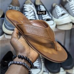 Takeer - Size 43  price 120,000. WhatsApp☎️  
📍KARUME ILALA ✅ AVAILABLE.  NO FREE DELVERY.  & WhatsApp    Follow 