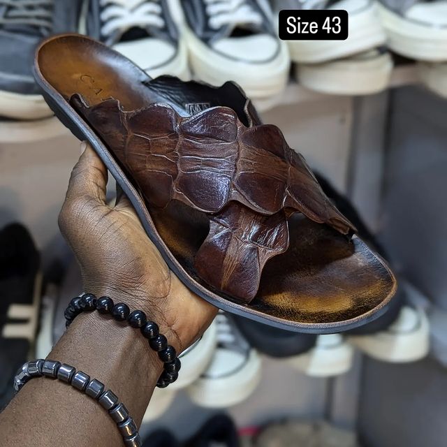 Takeer - Size 43 price 130,000. WhatsApp☎️  
📍KARUME ILALA ✅ AVAILABLE.  NO FREE DELVERY.  & WhatsApp    Follow 