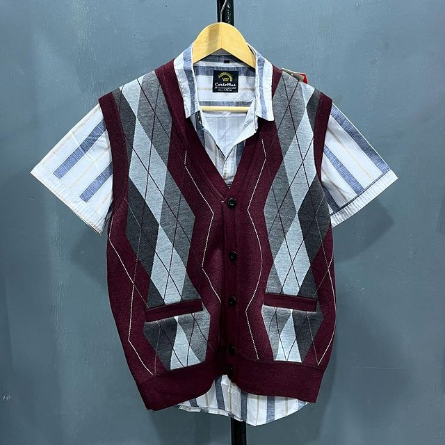 Takeer - Twist vest & shirt , Best combo
Price: 55,000 Tsh 
Call & WhatsApp   