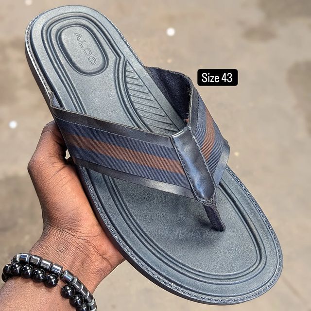Takeer - Size 43  price 90,000. WhatsApp☎️  
📍KARUME ILALA ✅ AVAILABLE.  NO FREE DELVERY.  & WhatsApp    Follow 