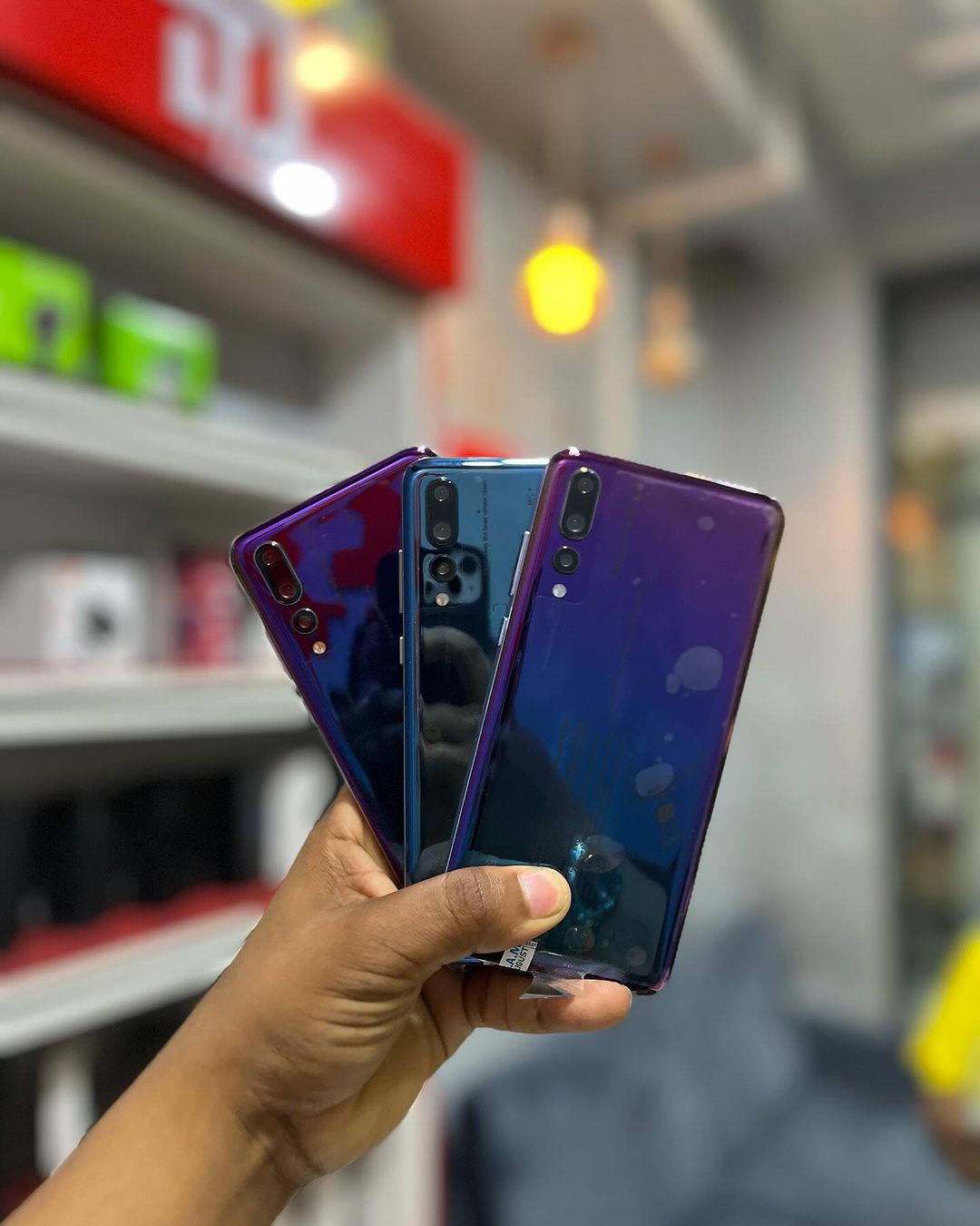 Takeer - Huawei p20 pro 
Open box condition 

Clean grade A condition 

Ram 6gb
Rom 128gb

LAINI 2 (duos simcard)

Price : 280,000

Free charger 
Free cover...