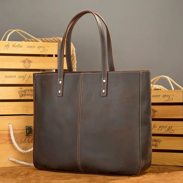 Takeer - Crazyhorse leather women tote bag|spacious,best for office use as well

Price:280,000/=Tshs

Call:
Location:Kinondon mwanamboka