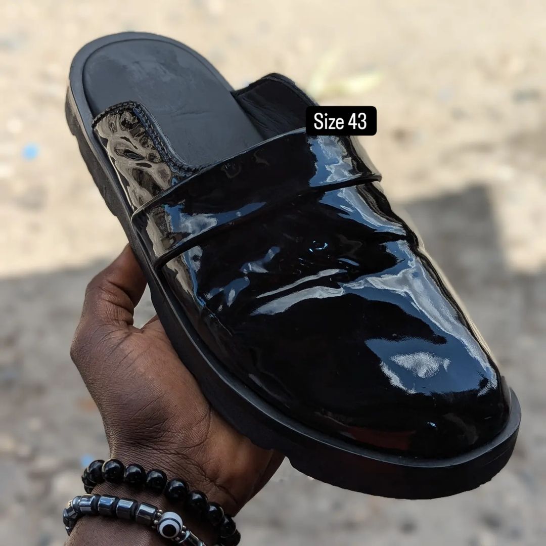 Takeer - Size 43  price 120,000. WhatsApp☎️  
📍KARUME ILALA ✅ AVAILABLE.  NO FREE DELVERY.  & WhatsApp    Follow 