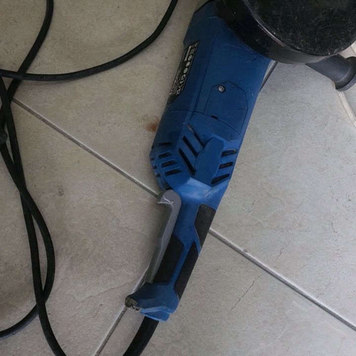 Takeer - SOLD❌️ SOLD ❌️IMEUZWA 
Wickes UK Angle Grinder 9"
2200W 6500RPM Disk 9"/230mm 
Mashine bado kama mpya! 
Bei 300,000 
