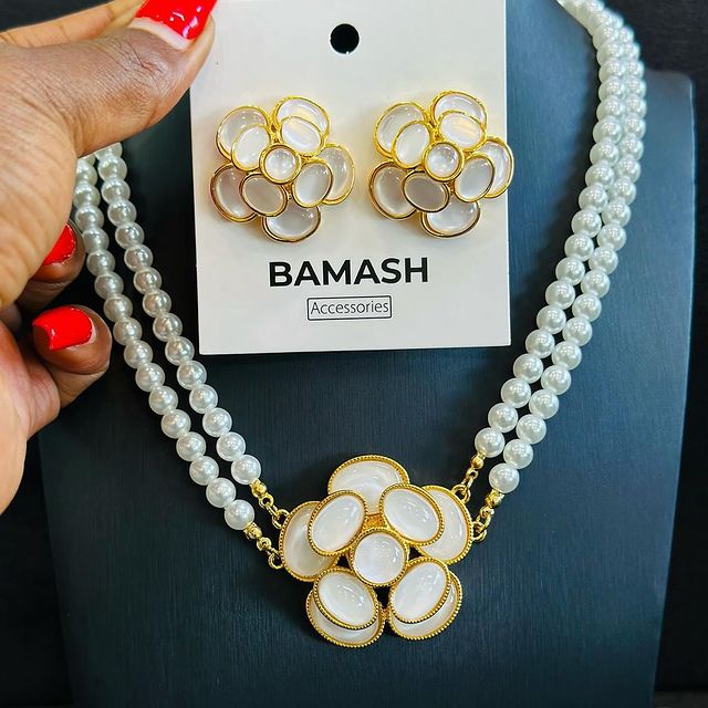 Takeer - A CLASSIC & STYLISH NECKLESS SET .
AVAILABLE IN A VERY GOOD QUALIY 👆

NECKLESS 55,000 + EARRINGS  30,000= SET 85,000🇹🇿

BANGLE & RING SET = 45,0...