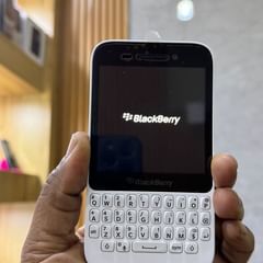 Takeer - Blackberry Q5. 

Tsh 200,000

Full specs :-
☑️5mp camera capability 
☑️Ram 2GB
☑️Betry 2180 mAh capacity 
☑️Blackberry Os 10.2 up to 10.3
☑️single ...