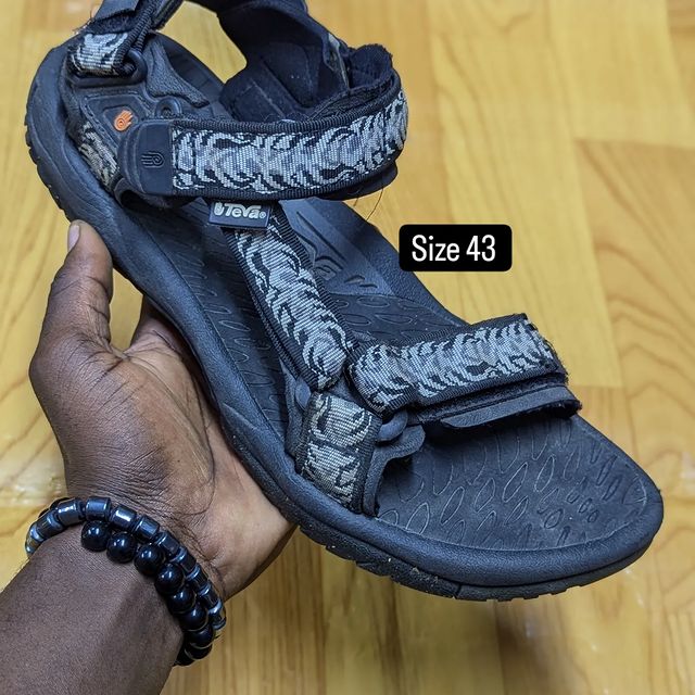Takeer - Size 43 price 260,000. WhatsApp☎️  
📍KARUME ILALA ✅ AVAILABLE.  NO FREE DELVERY.  & WhatsApp    Follow 