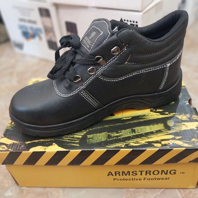 Takeer - Safety boots(Armstrong)
Sizes: 39 to 45

Available in wholesale and retail. For more information, call/whatsapp   

Inapatikana kwa jumla na rejare...