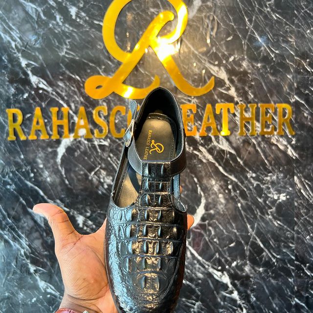 Takeer - Genuine cow leather rahascoleather branded shoes available in coffee n black

Price:130,000/=Tshs

Call:
Size:39-45

Location:Kinondon mwanamboka o...