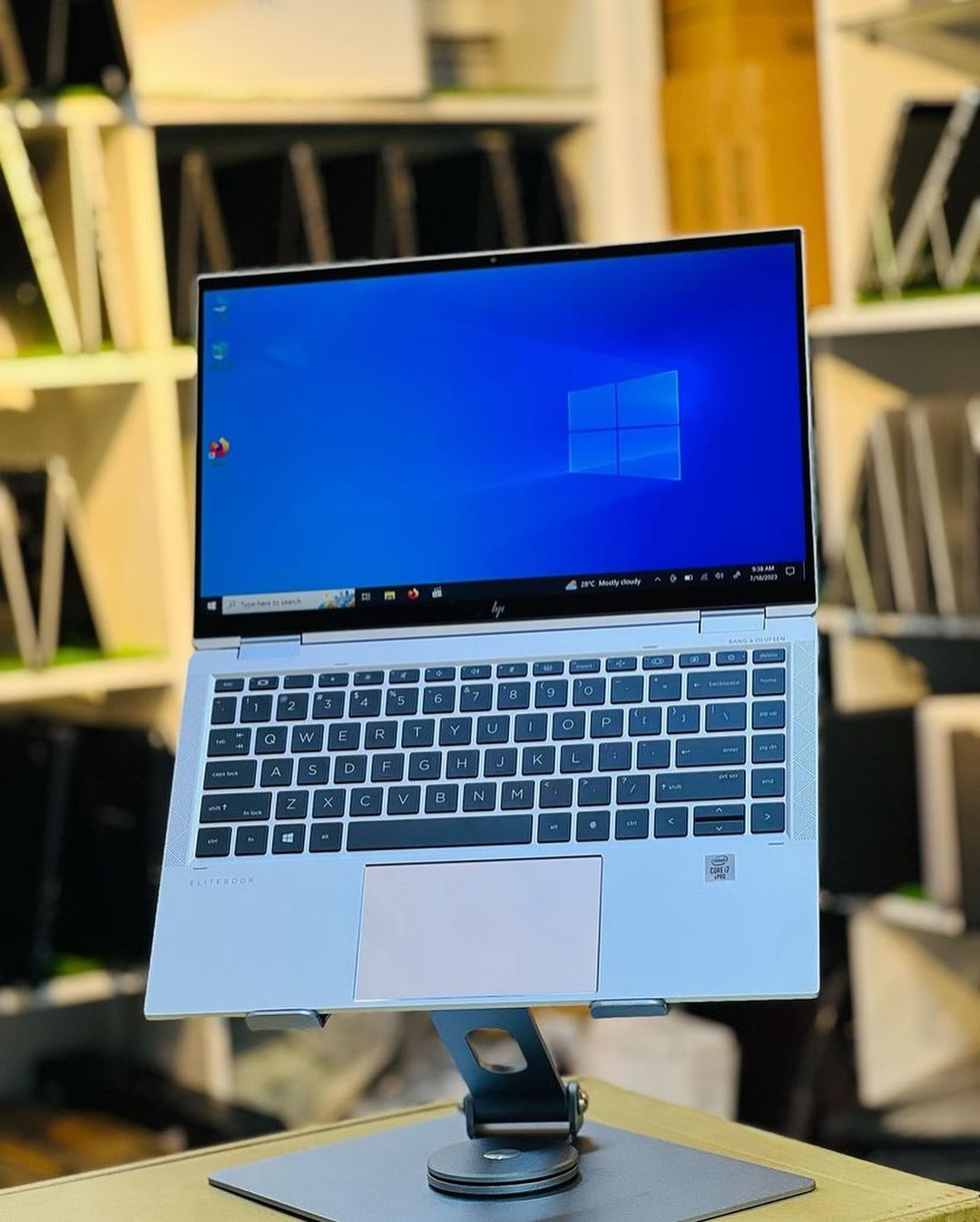 Takeer - HP ELITEBOOK 1040 G7
X360 ROTATION 
TOUCH SCREEN 
Very slim and portable ✅
free bag 💼 

price 1,500,000
condition : refublish very clean ✅

brand ...