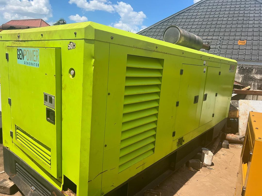 Takeer - Generator GEM POWER  275KVA 
Engine Perkins 
Leroy Somer Alternator 
Sound Proof Genset
Prime Power 250KVA 
Deap Sea : plc 7320
Running Hours 1920
...