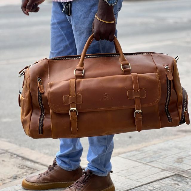 Takeer - Crazy horse leather Duffle bag with shoes amd laptop compartment available in brown and ciffee colour(RAHASCOLEATHER brand)

Price:350,000/=Tshs

C...