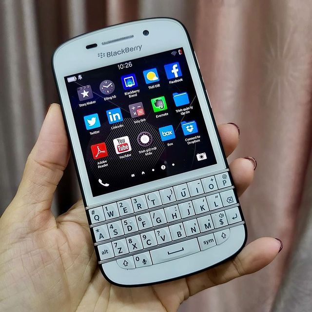 Takeer - Offer Offer Offer blackberry Q10 
Screen touch 

Bei 220000
 Zipo black na white. 

