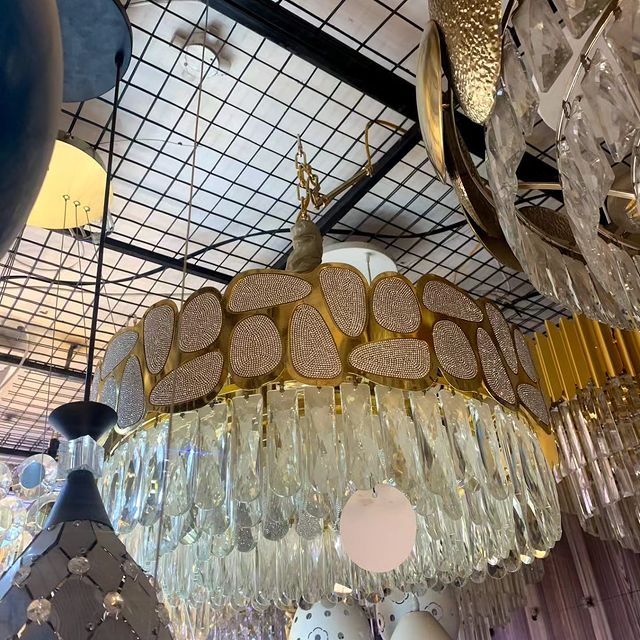 Takeer - Crystal Chandelier Ceiling light ( Inatumia bulb ) Available  

• Chandelier hii Unafunga Sebureni, Chumbani, Dining room, Ofisini, Dukani, Restaur...