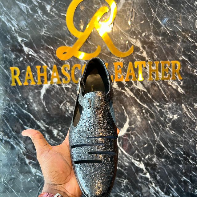 Takeer - Genuine cow leather rahascoleather branded shoes available in coffee n black

Price:130,000/=Tshs

Call:
Size:39-45

Location:Kinondon mwanamboka o...