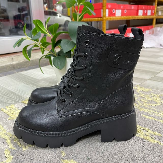 Takeer - 🌟  Arrivals  🌟 Best quality 🔥🔥🔥
Very comfortable 🔥🔥🔥🔥
Available 

//90000

You don’t wanna miss best of the best 🔥🔥🔥

Size 35,36,37,38,...