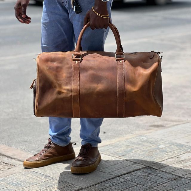 Takeer - Crazy horse leather Duffle bag with shoes amd laptop compartment available in brown and ciffee colour(RAHASCOLEATHER brand)

Price:350,000/=Tshs

C...