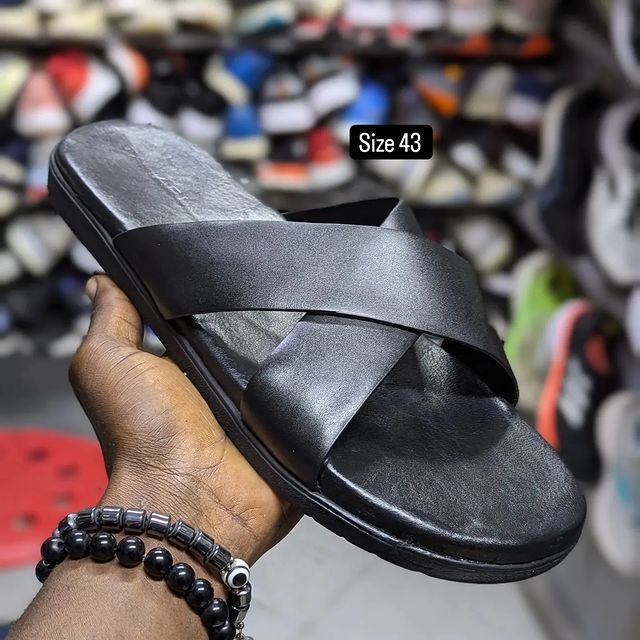 Takeer - Size 43 price 130,000. WhatsApp☎️  
📍KARUME ILALA ✅ AVAILABLE.  NO FREE DELVERY.  & WhatsApp    Follow 