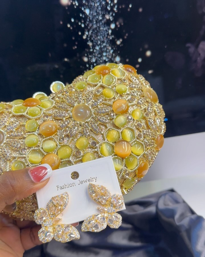 Takeer - Statemental clutch,very classy🥰🥰🥰🥰

Price:130,000/-Tshs

Earings:18,000/-