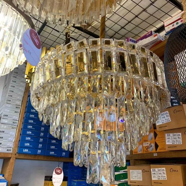 Takeer - Crystal Chandelier Ceiling light ( Inatumia bulb ) Available  

• Chandelier hii Unafunga Sebureni, Chumbani, Dining room, Ofisini, Dukani, Restaur...